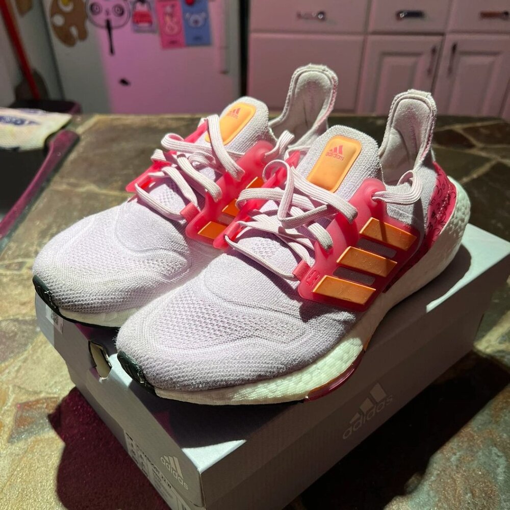 Adidas Ultraboost 22 (Women’s 8)(LNIB)
